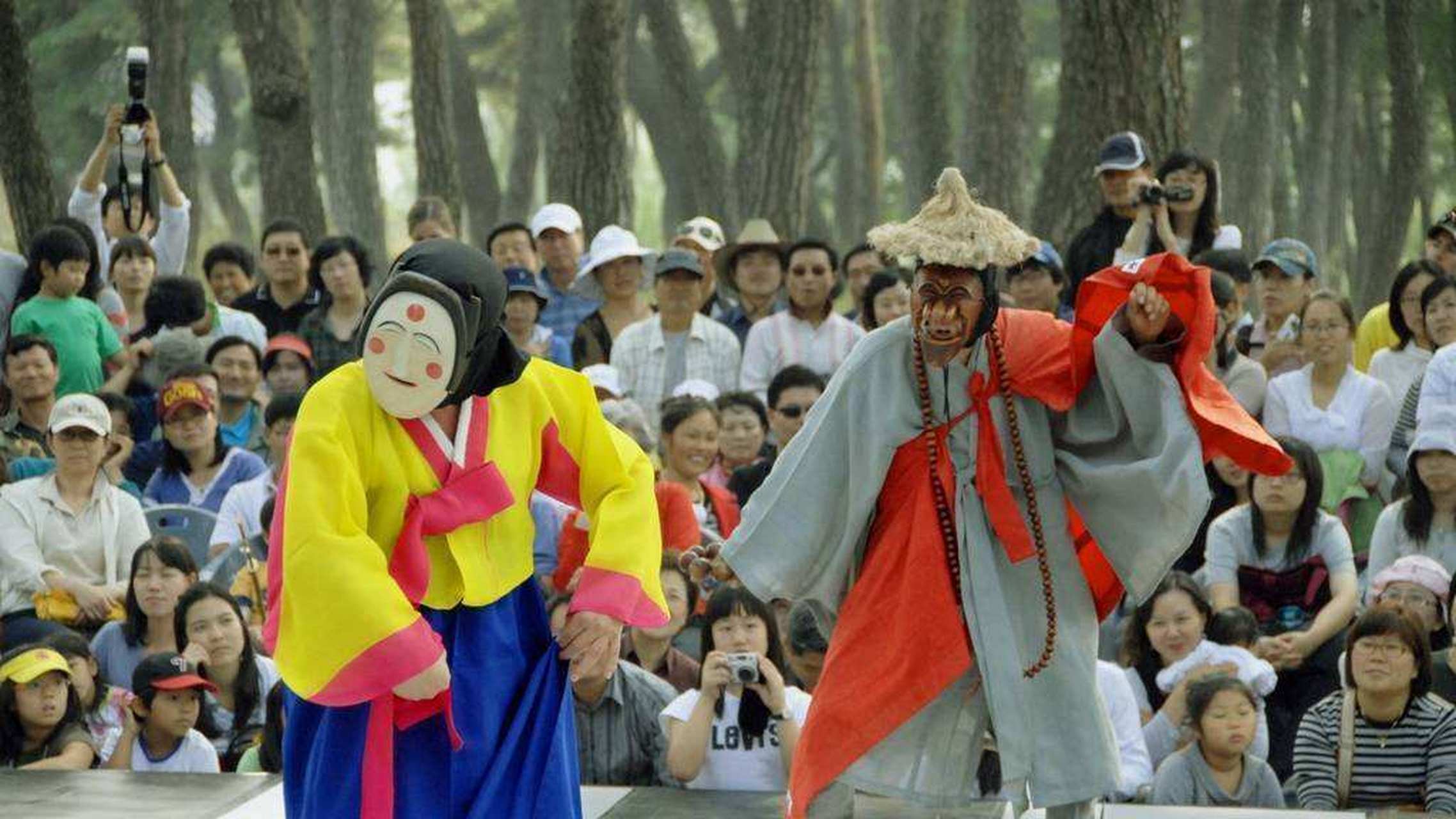 韩国假面舞被列入人类非遗名录 当地时间30日,联合国教科文组织保护非