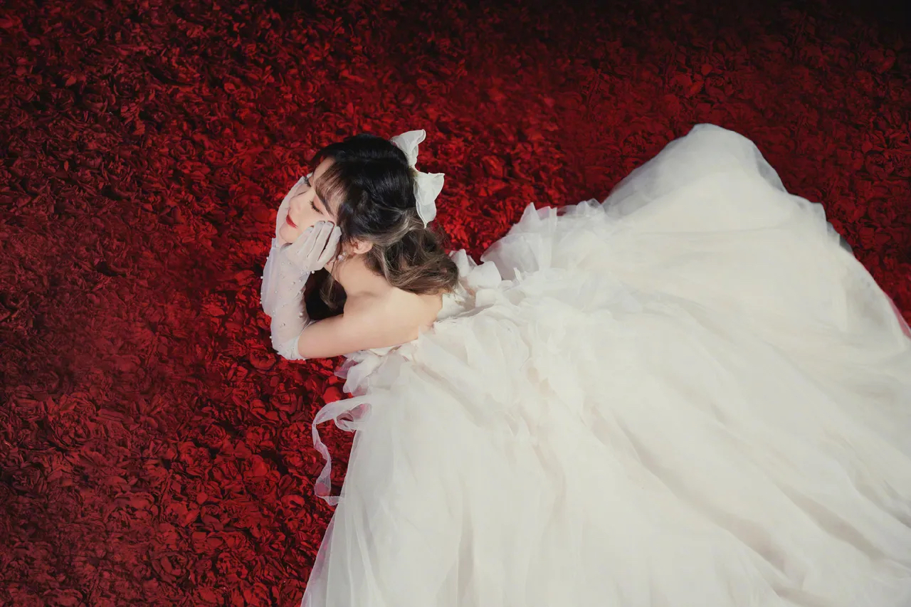 一起来看看段艺璇的公主风写真.纯白色的裙装,可爱的蝴蝶结