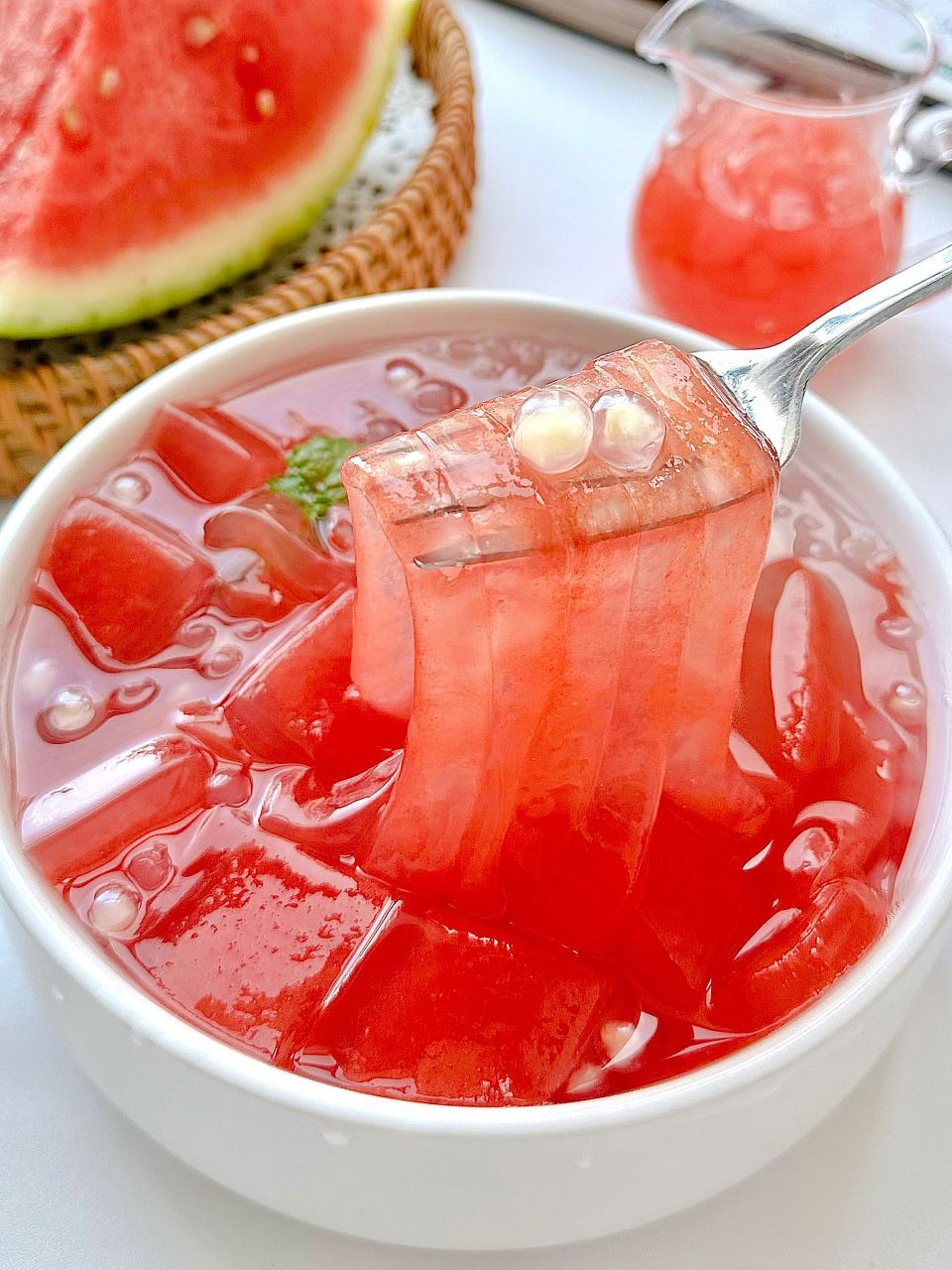 清凉95又解暑! 这么热的天气,来一碗冰冰涼涼的91西瓜冰粉吧!