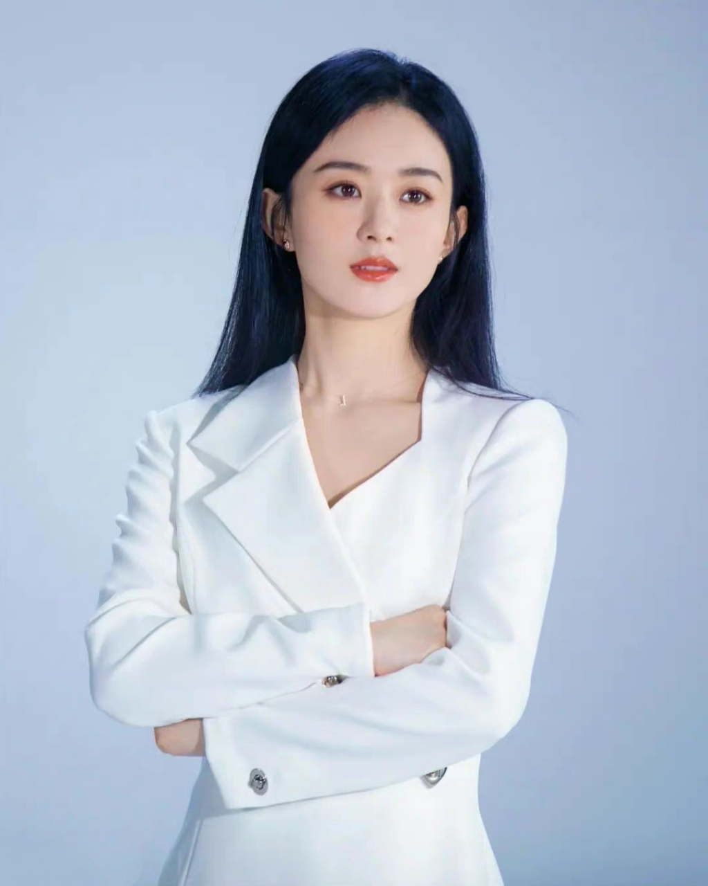 赵丽颖# 身穿白色西服礼裙,干净利落,御姐范十足