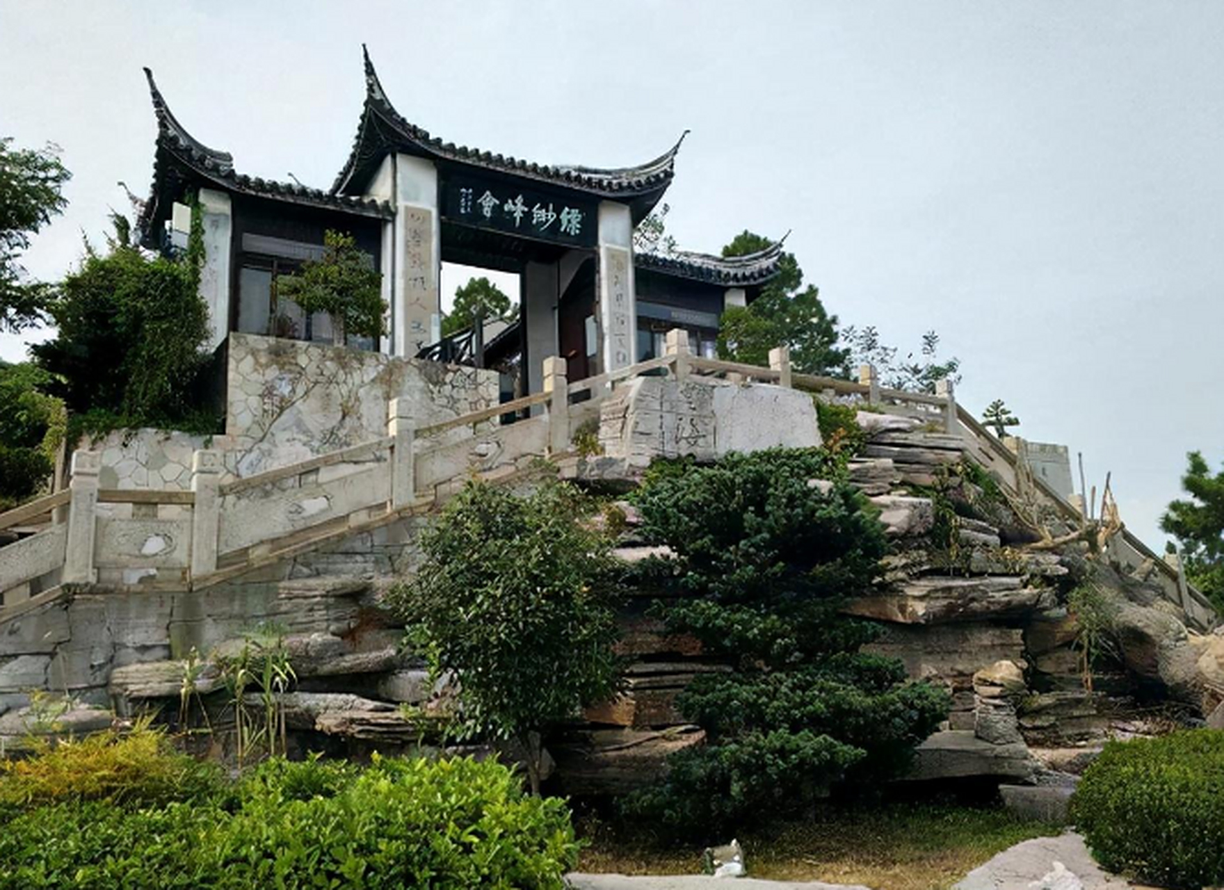 苏州的缥缈峰景区曾是游客的热门目的地,但近年来因门票价格争议而