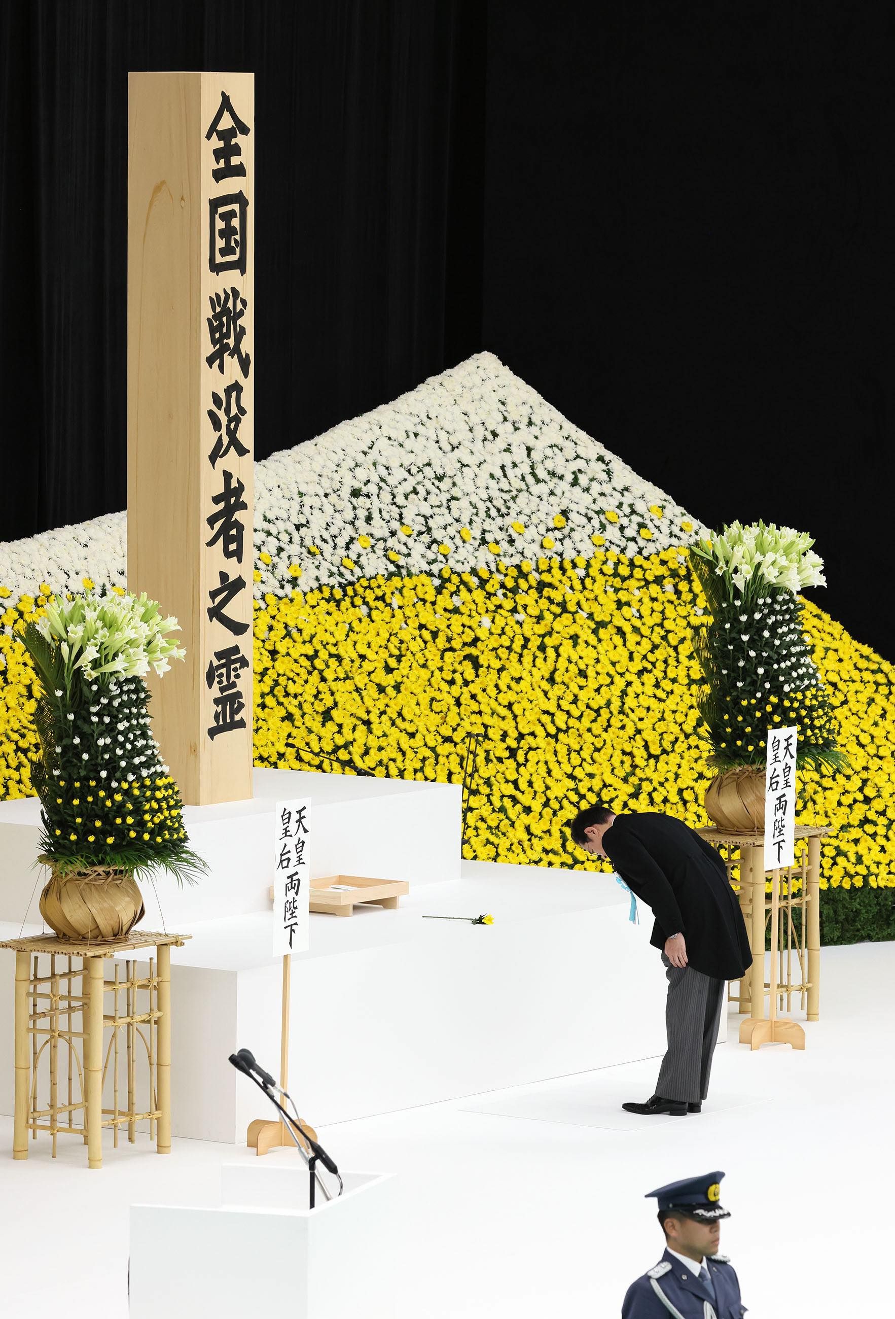 在8月15日这天日本照例举行追悼仪式纪念在二战中死亡的日本人