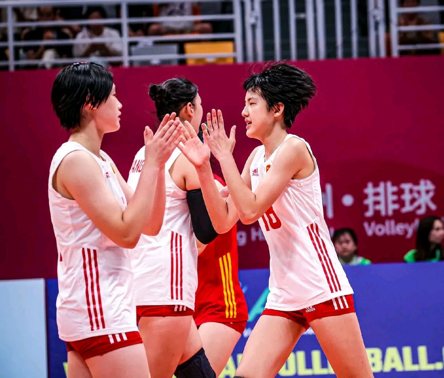 亚锦赛决赛中国u16女排1-3负于日本队!