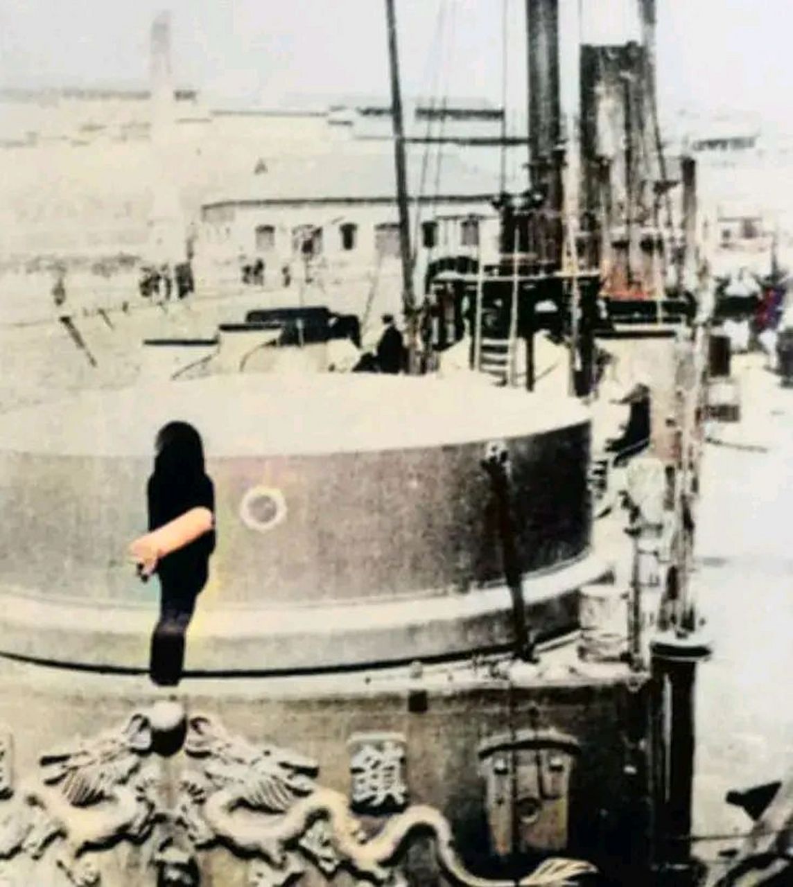 镇远舰是1880年,李鸿章通过驻德国公使向德国"伏尔铿造船厂"订购的