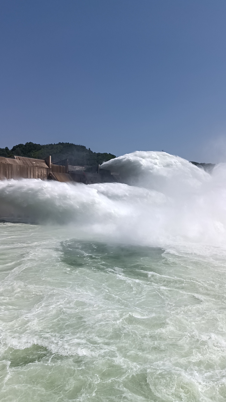 小浪底壮观雄伟,万里黄河横断,营造高峡平湖.