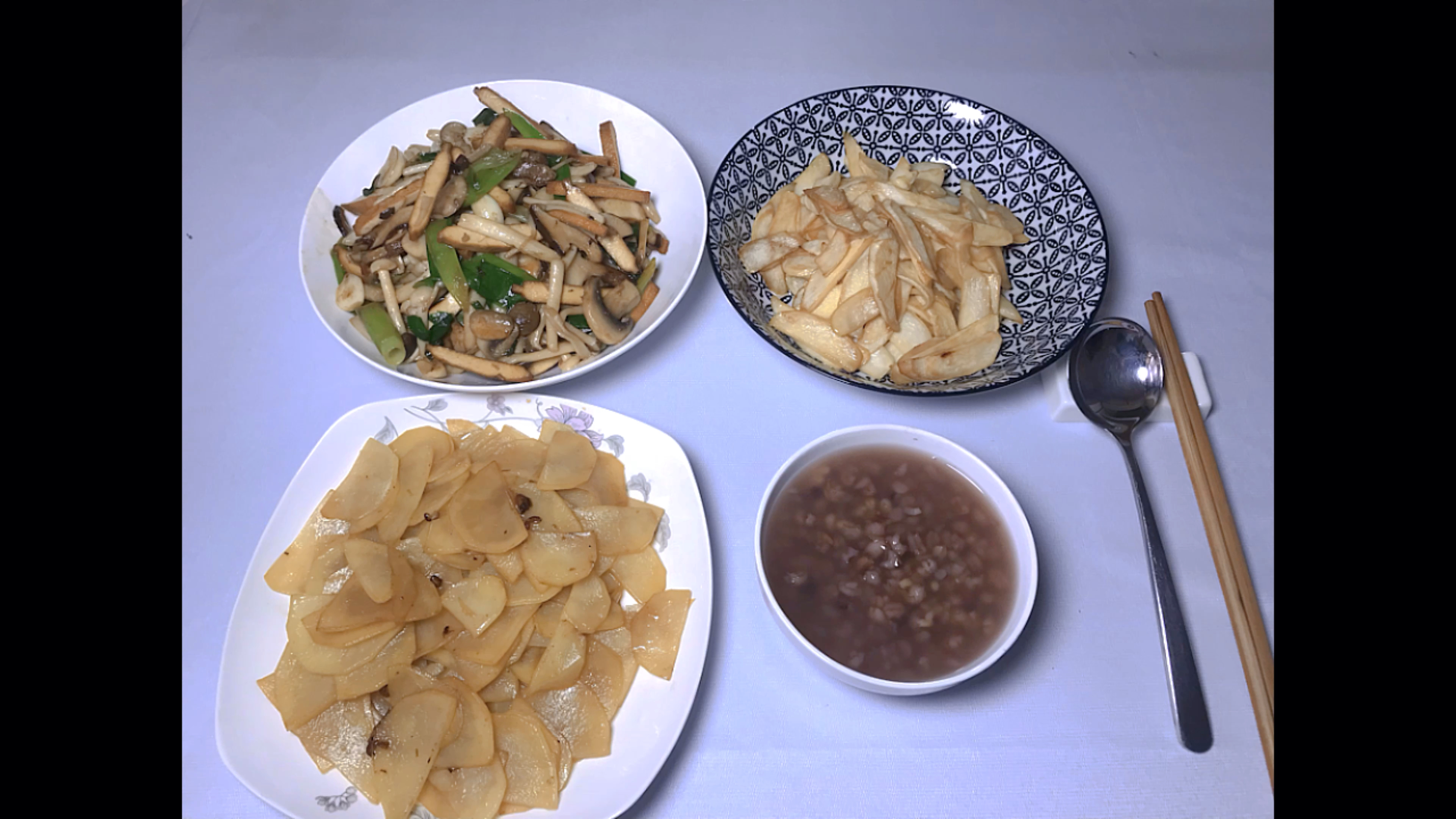 茭白怎么炒更鲜嫩,土豆片怎么更香,还有蘑菇开会