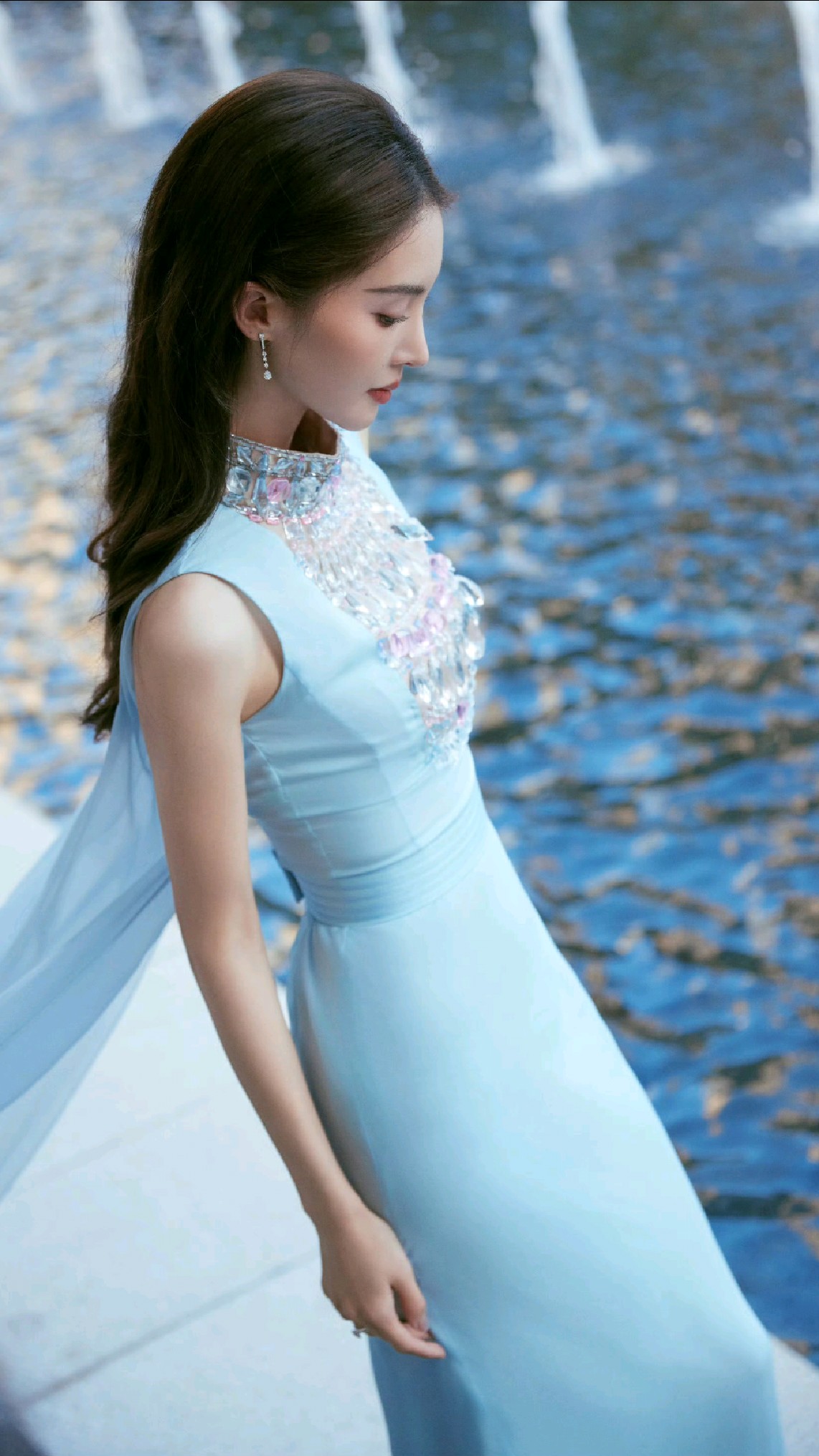 丰沛鲜盈的午后阳光,一抹静谧之蓝,绝美金晨杂志封面