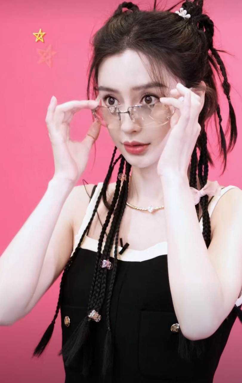 angelababy《你好星期六》宣传片,戴着眼镜扮活泼,气质特别俏皮,甜美