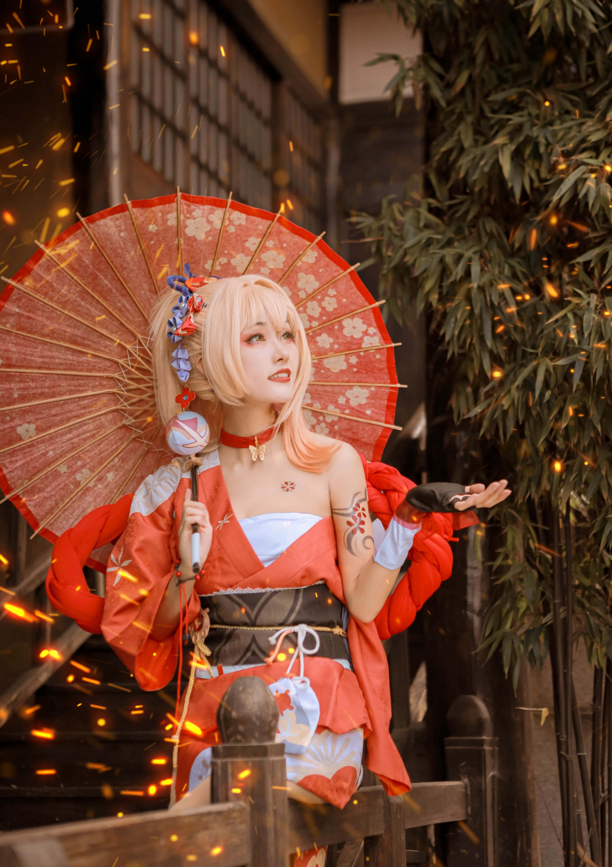 撑一把油纸伞的宵宫cos,香肩半露,被小姐姐美呆了