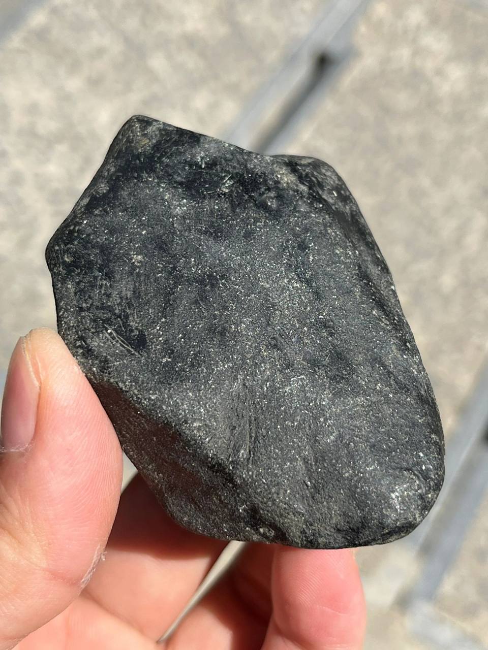 翡翠原石# #点击头像看直播# 格应角黑乌沙皮壳翡翠玉石,180克,沙