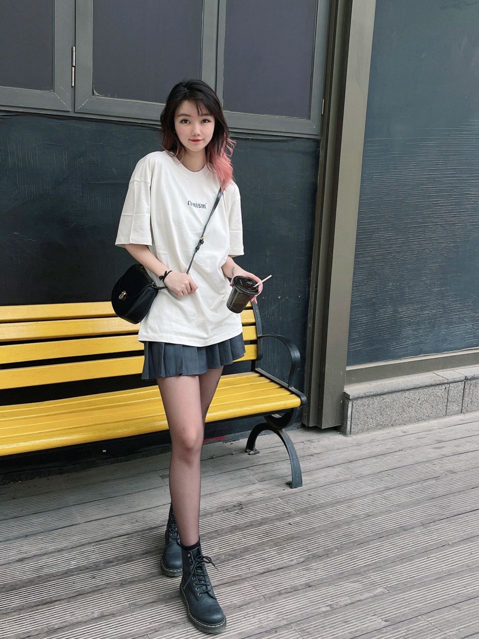 少女穿搭分享: 百褶裙搭配黑色丝袜, 搭配白色体恤衫
