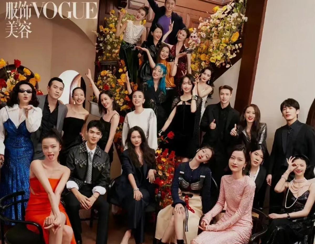 周冬雨被坑惨了!明星的大合照,不站c位穿礼服被造型师坑惨