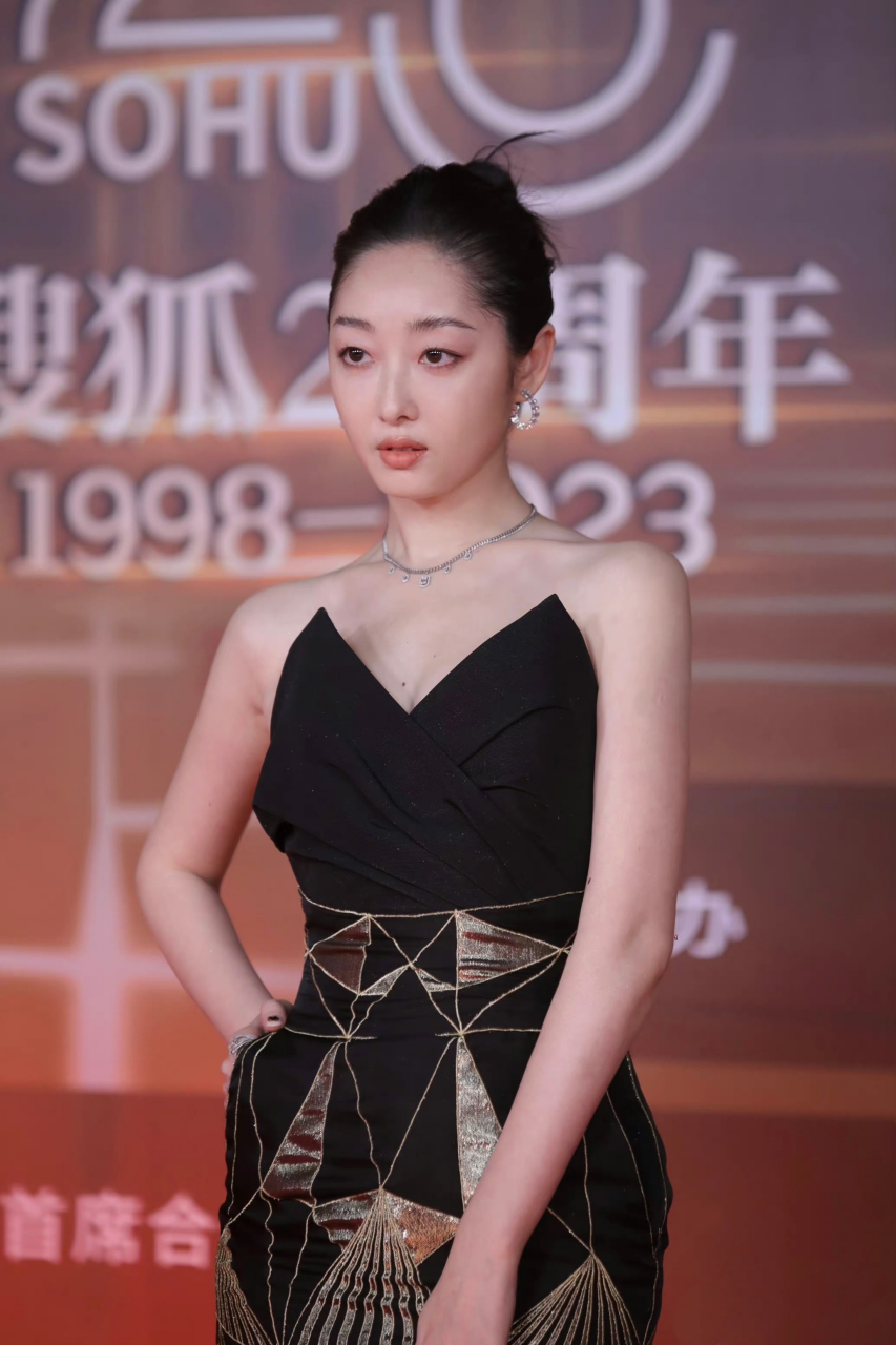 蒋梦婕出席活动,新造型又拽又酷