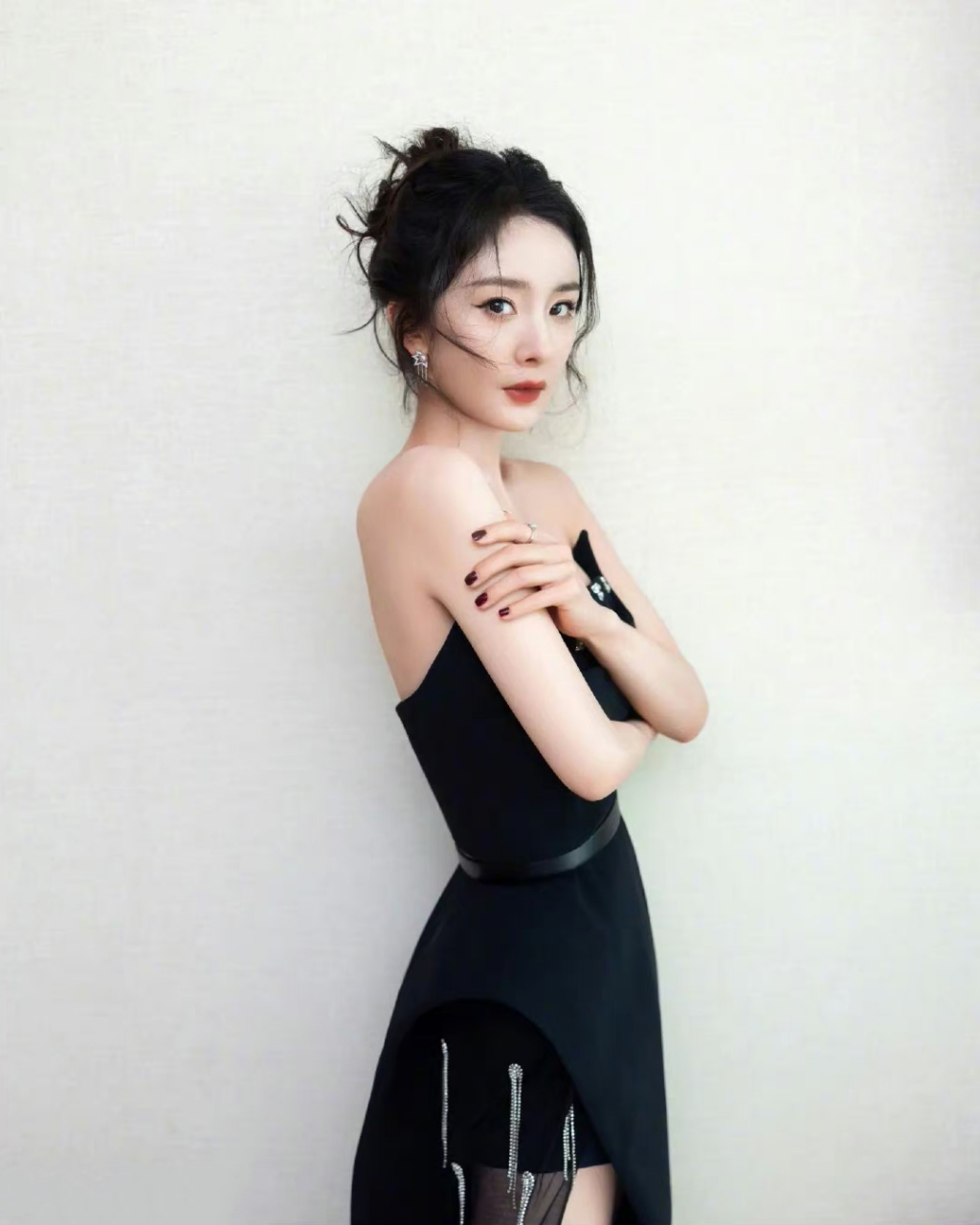 杨幂# 一袭抹胸黑裙,肤白貌美的容颜,白皙细嫩的肩颈线,丰满傲人的