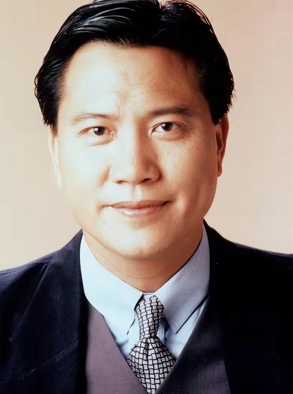 63岁的他穿着一身黑色西装在酒吧进行商演,台下观众热情万分,万梓良