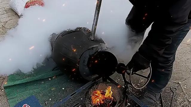 架在炉子上不停地转动着加热,然后"砰"的一声,爆米花就制