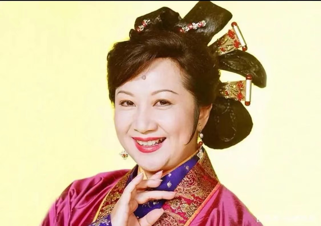 72岁薛家燕庆生,穿一身红很优雅,曾拒绝小男友的两次求婚