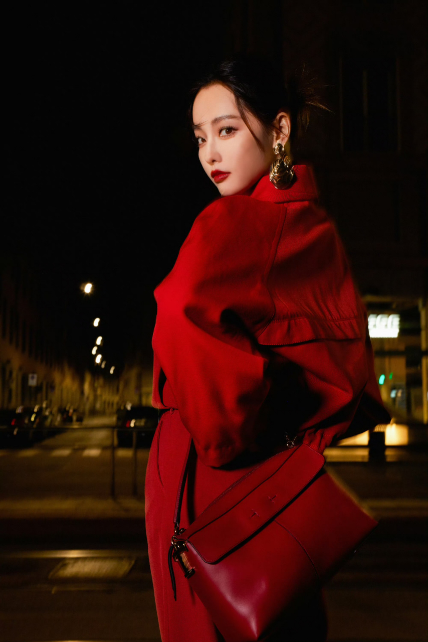 张嘉倪红衣摩登女郎# 张嘉倪红衣摩登女郎造型,一身红真的好适合呀