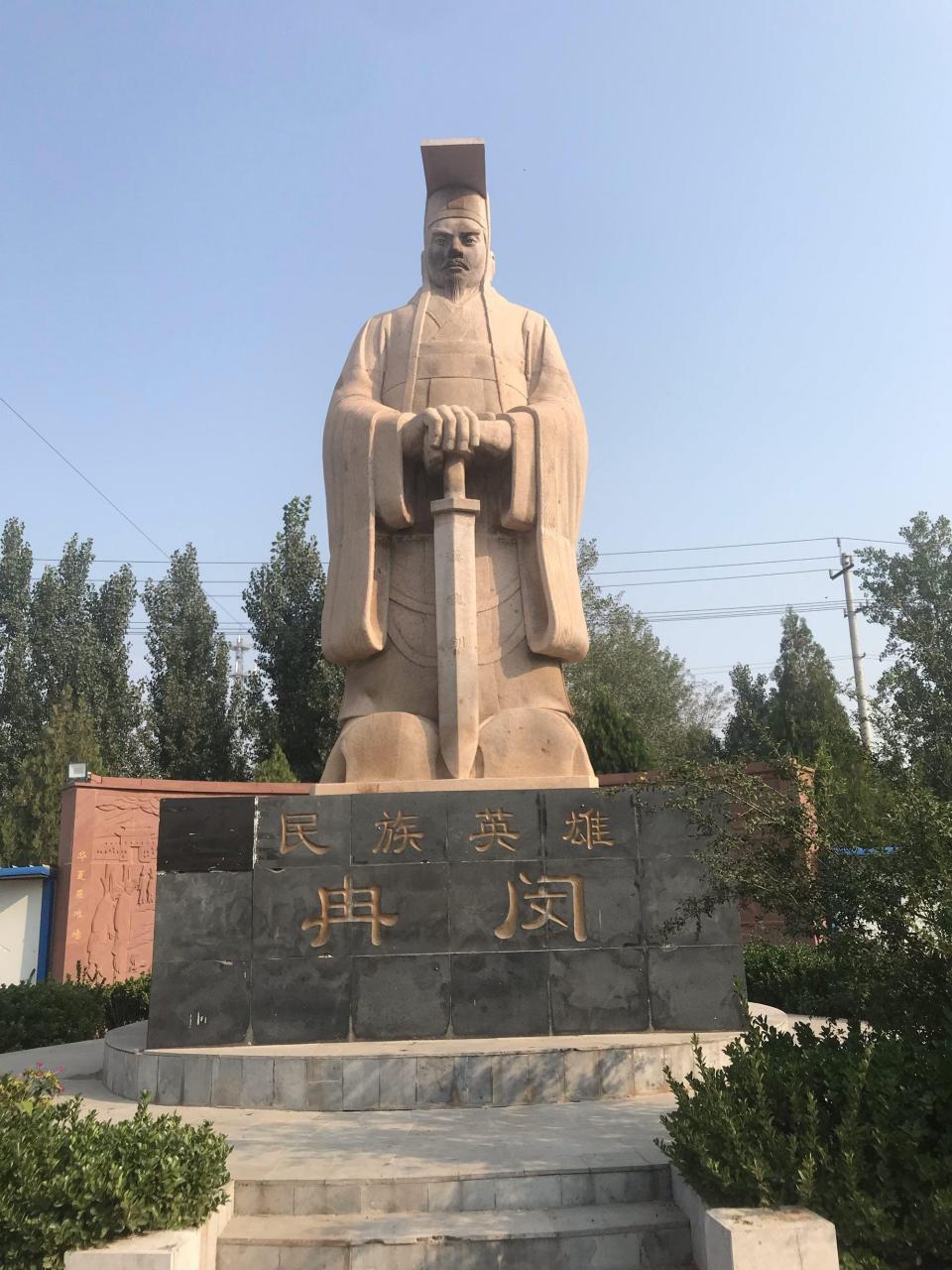 史书有明确记载:冉闵所乘的赤马名叫朱龙,日行千里,冉闵左持双刃矛,右