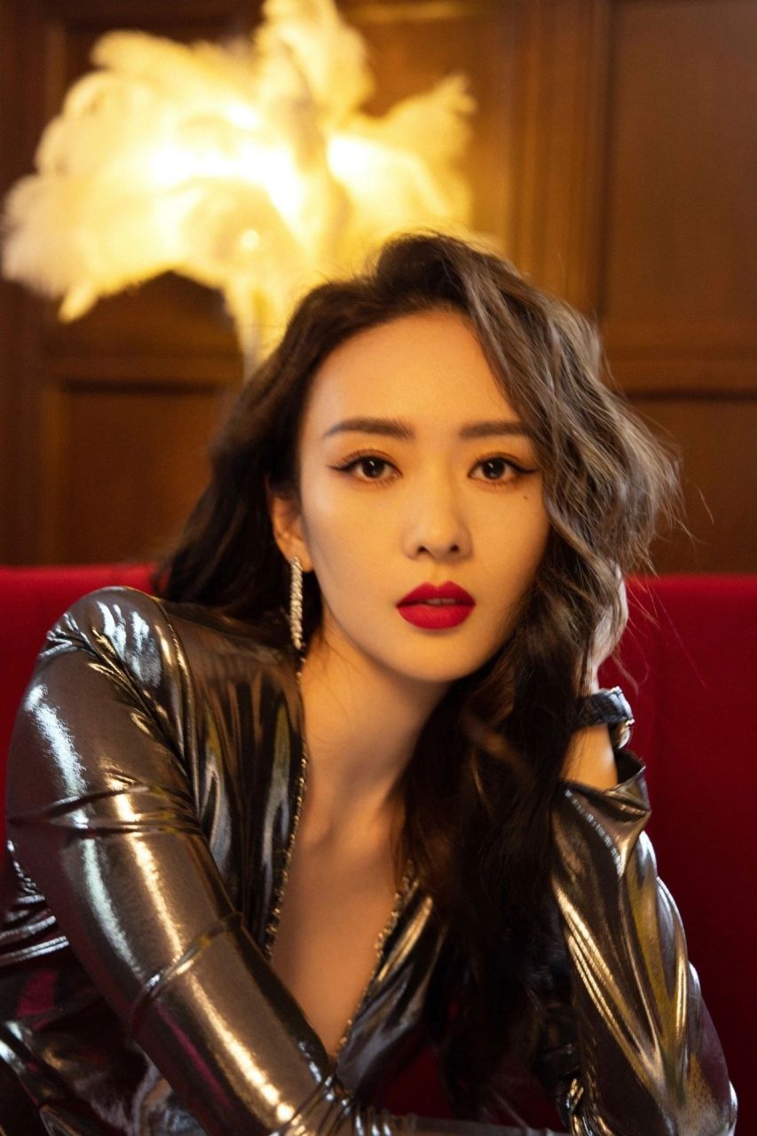 童瑶经典皮肤,高开叉长裙配细高跟|||一席亮色修身长裙 搭配细跟高跟