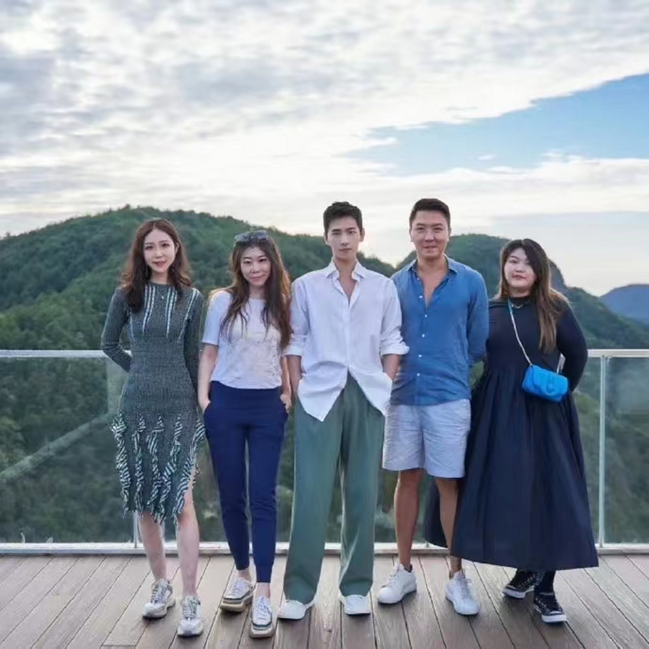 杨洋身材比例五五分的显得腿短