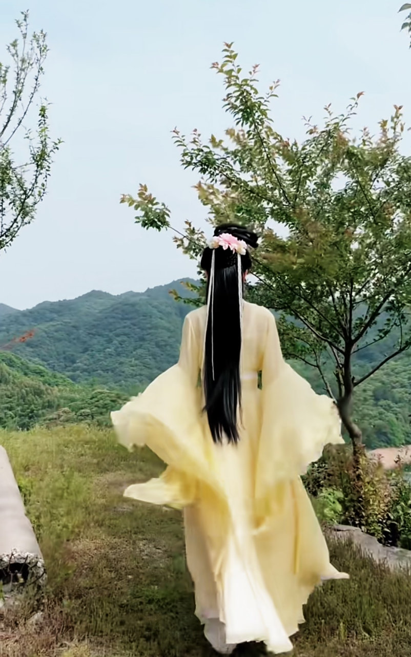 时尚# #汉服# 背影杀