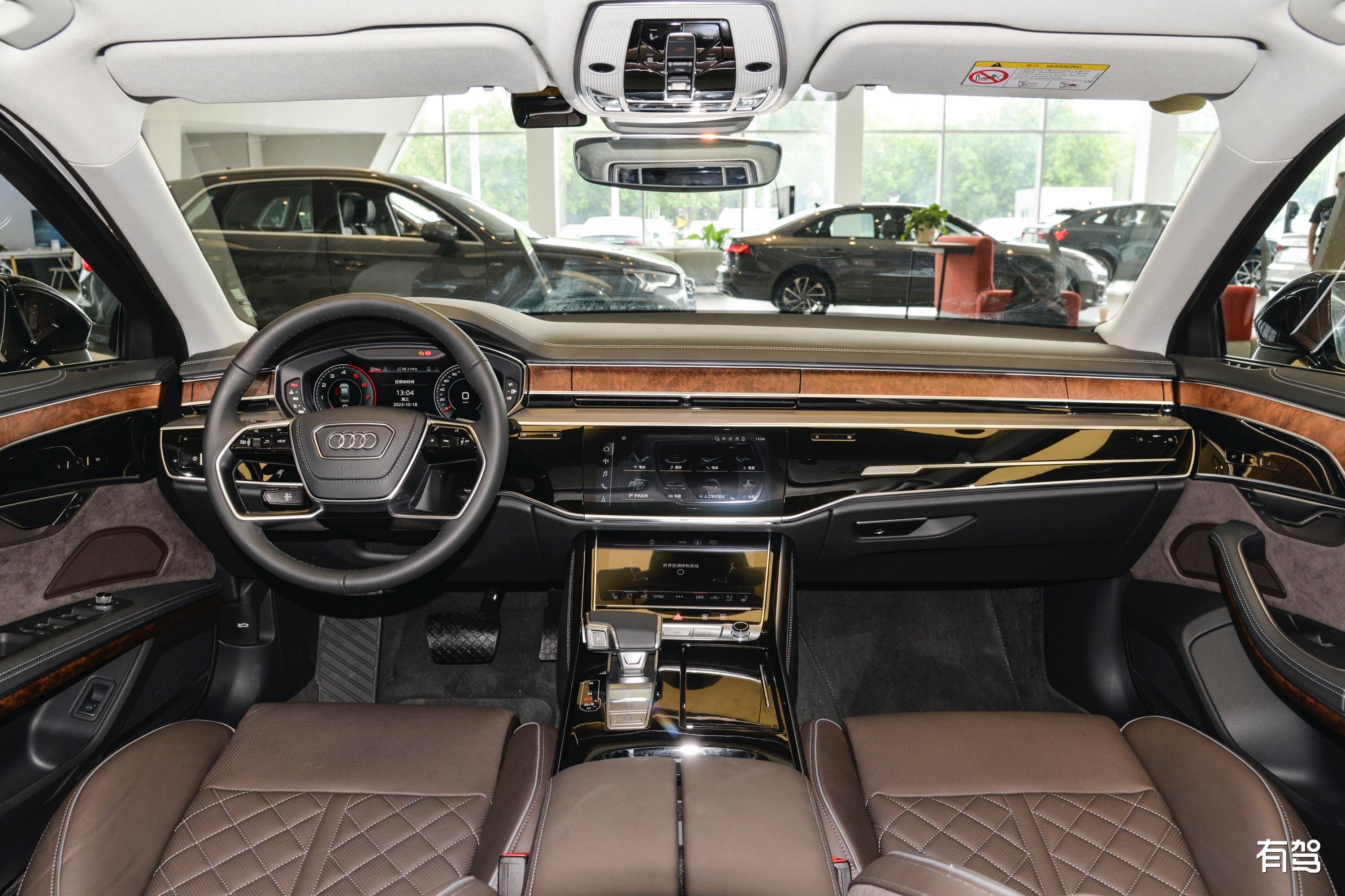 2024款奥迪a8l进店!配分体式大灯,内饰质感媲美保时捷