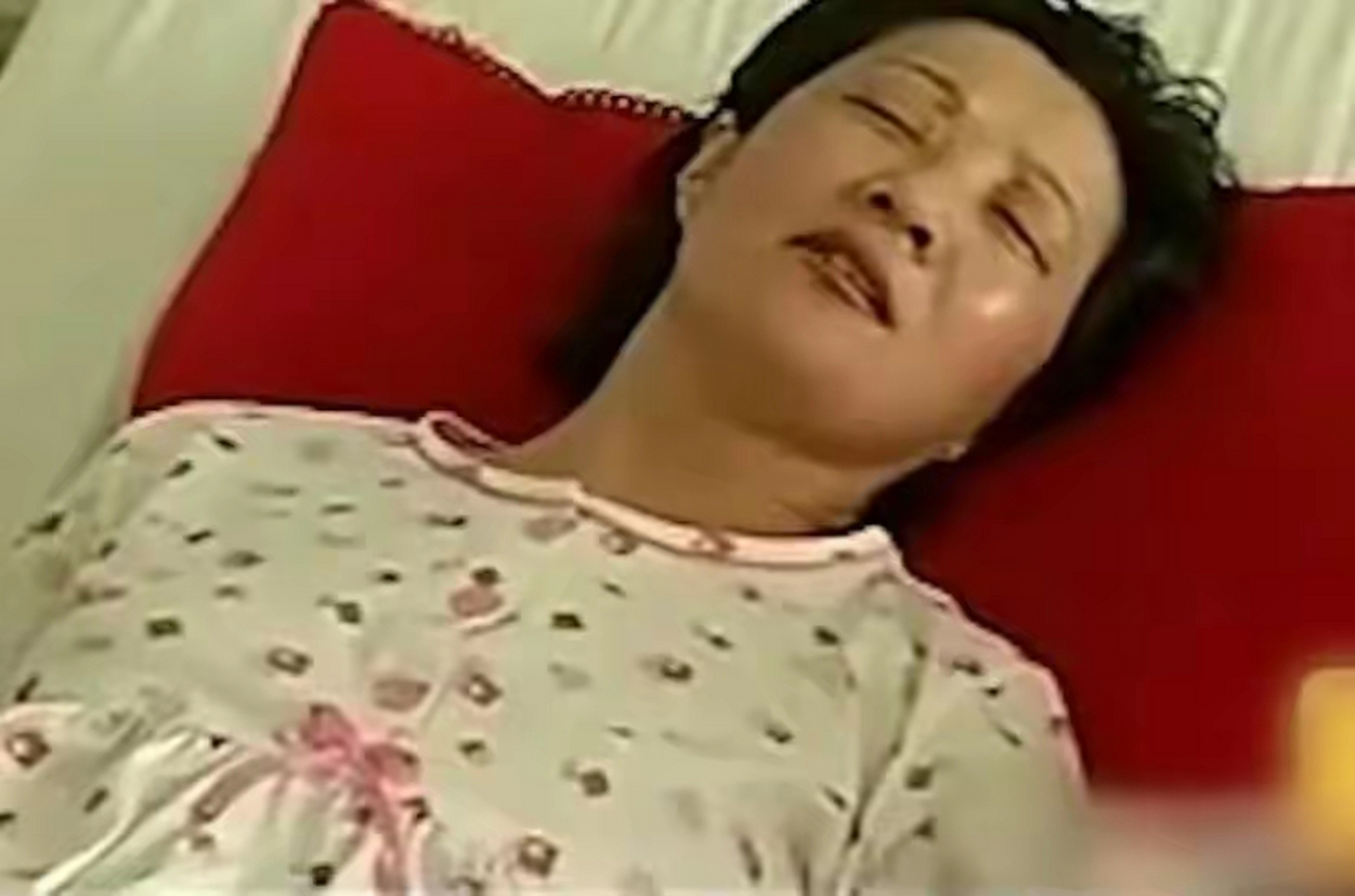 老公一气之下用车钥匙把老婆双眼挖掉,丢到一边恶狠狠离开,老婆眼里