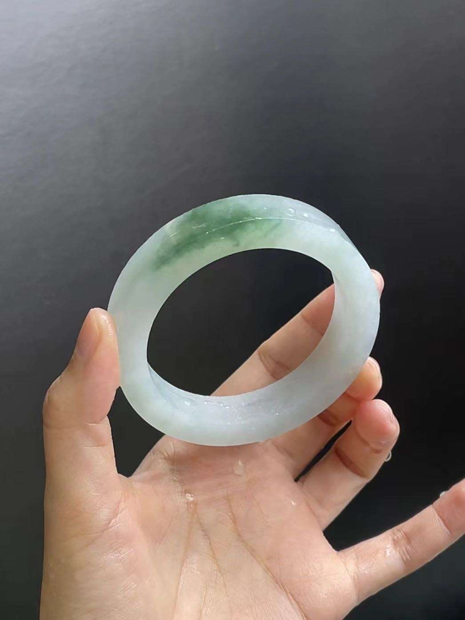 【款式】:白底飘湖水绿翡翠方镯 【尺寸】:56-58/12.7*8.