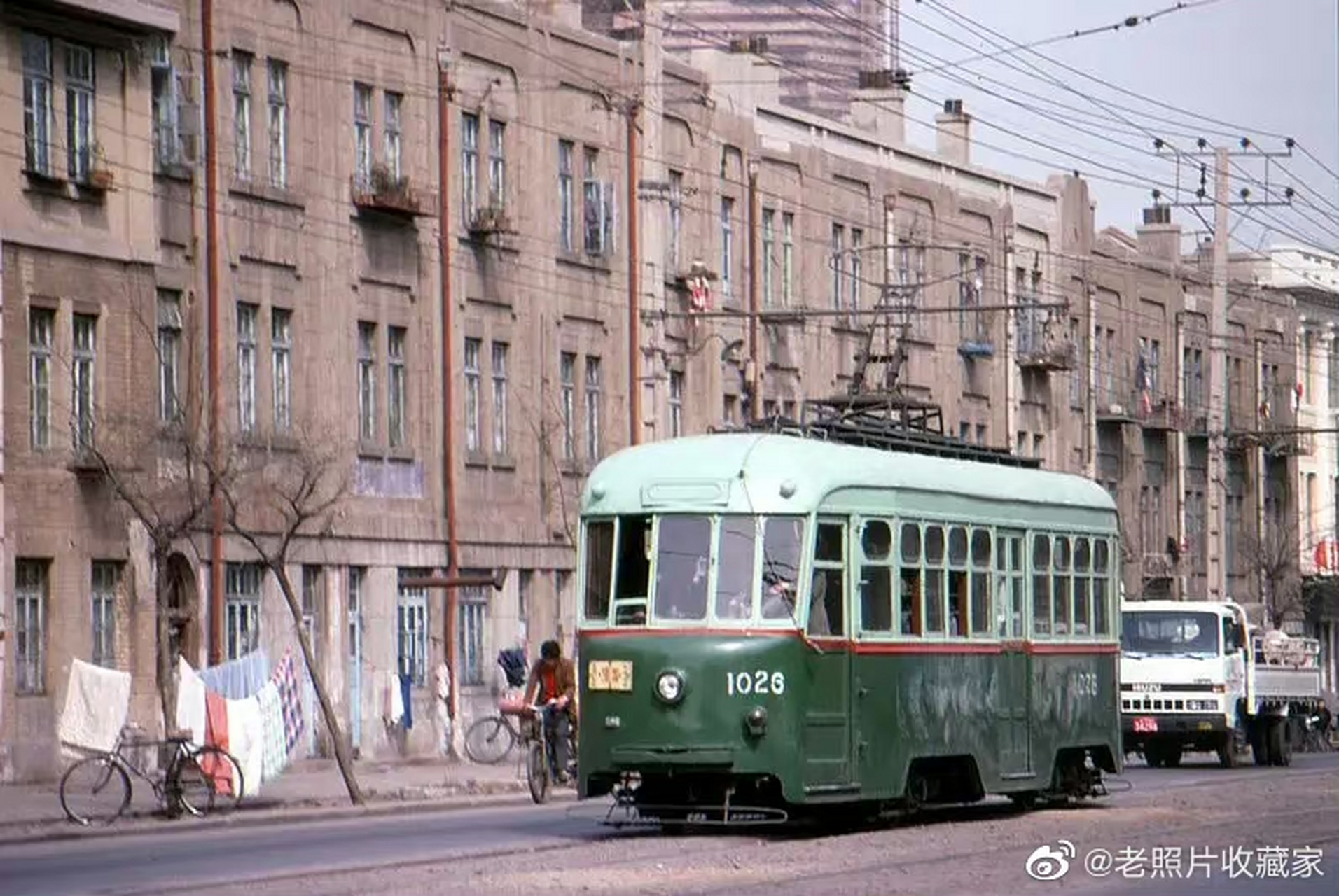80年代,大连街头的电车