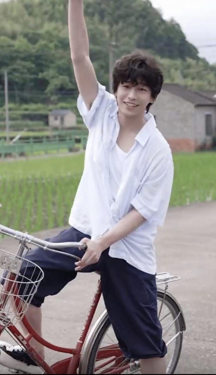 云边有个小卖部72彭昱畅白衬衫 卷发!真的很有韩国大叔的范!