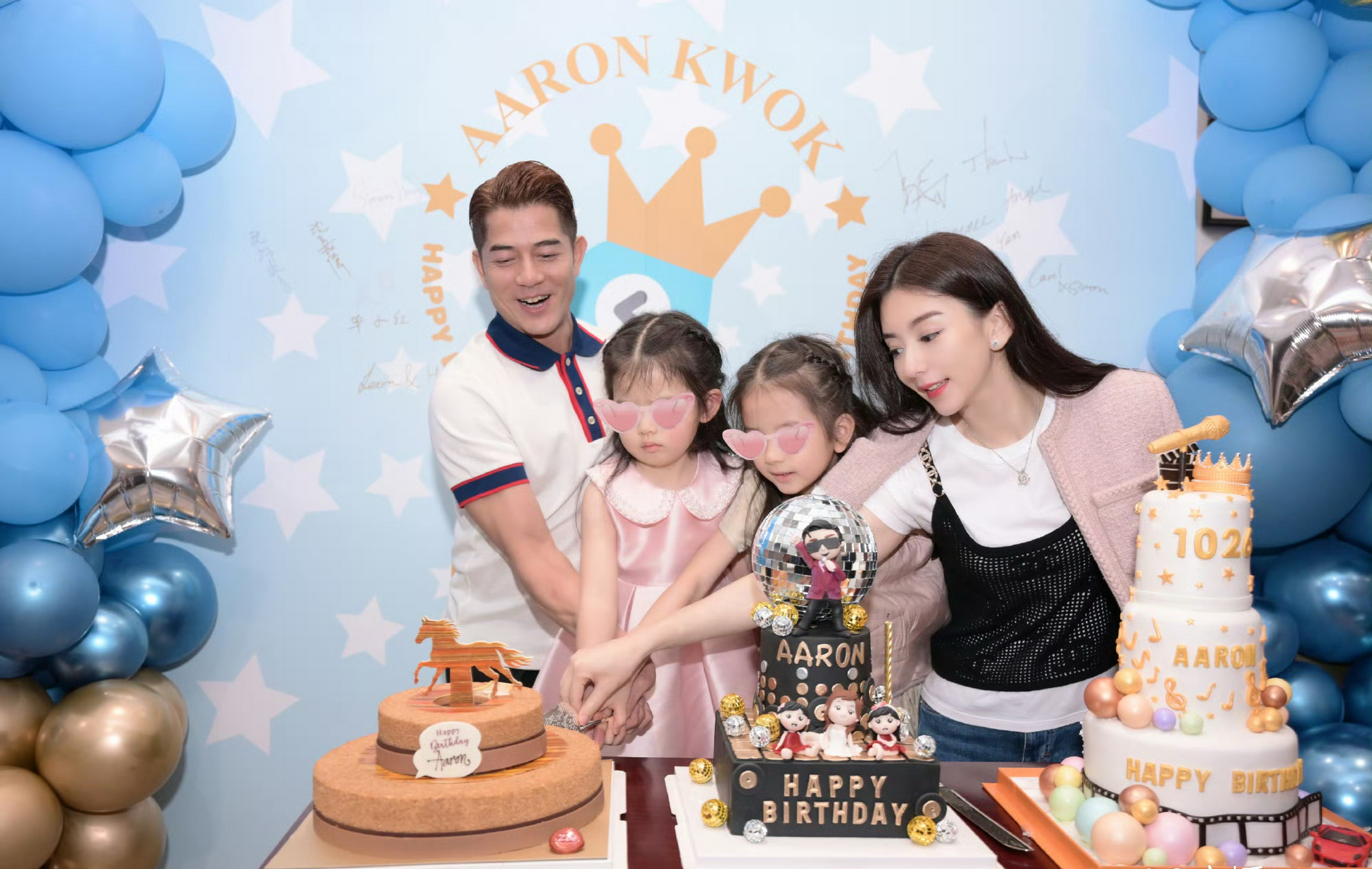 老婆方媛带着两个女儿为其庆生,郭富城真的好年轻,一家四口很幸福!