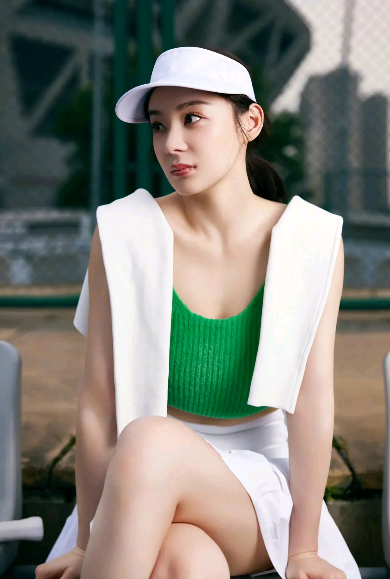 袁姗姗运动风写真,穿着绿色背心,清丽优雅