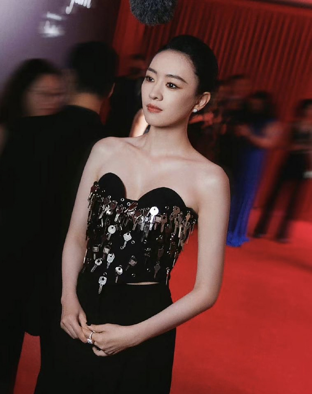 往黑色抹胸上挂满钥匙,闪是挺闪的,估计广东包租婆都不敢这么穿吧