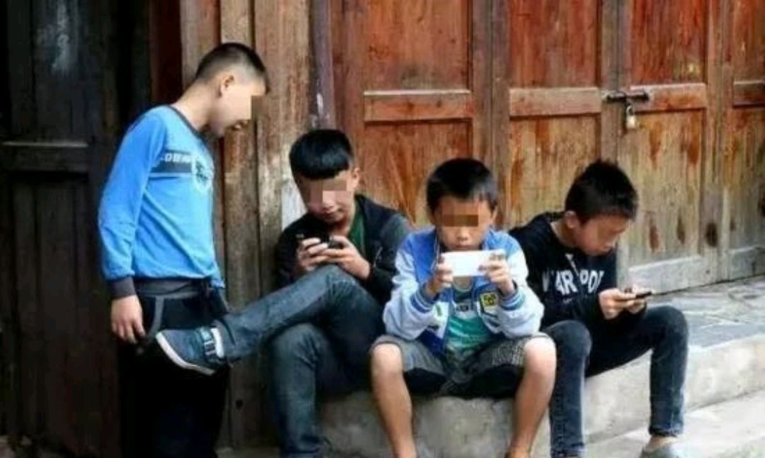 儿童玩手机成瘾了,整个社会都在玩手机,谁能丢下手机