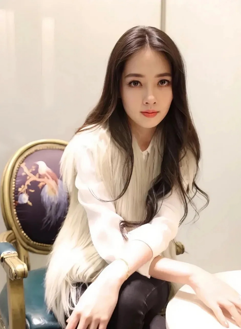 郭碧婷出生于一个中产阶级家庭里,有四分之一的美国血统,家里有三个