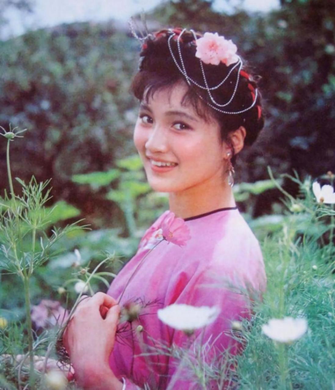 林芳兵,1965年6月出生于江苏省扬州市,身高一米七五,原籍浙江宁波.