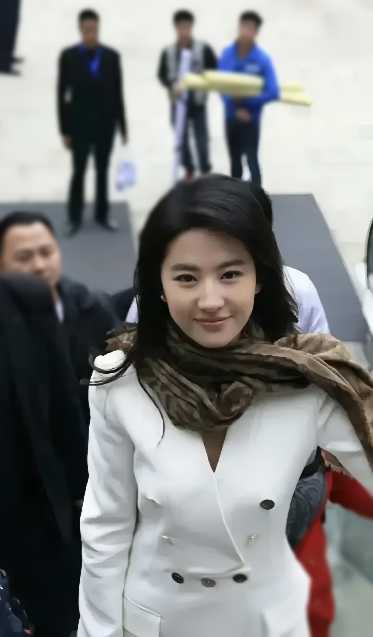 刘亦菲的气质太好了,路人抓拍依旧是美艳无比,颜值爆表,依旧美艳不可