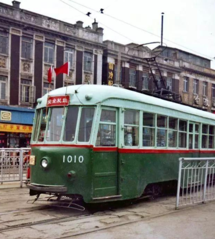 老照片:九十年代的大连,图一为大连友好广场