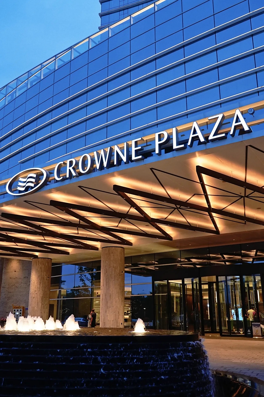 厦门集美海景皇冠假日酒店位于集美区杏滨路,出则繁华,入则宁静,是