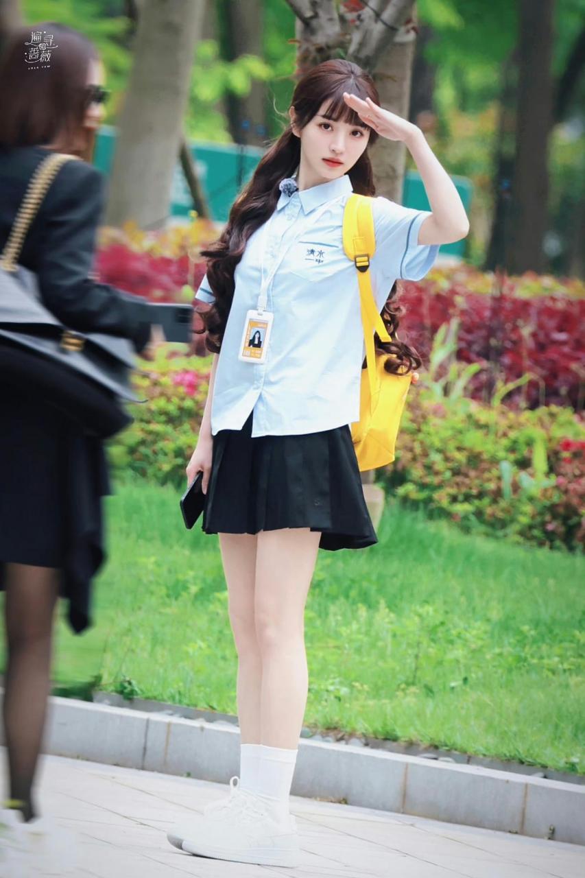 田曦薇的最新综艺《女子推理社》路透图中,我们可以看到她就身穿了一