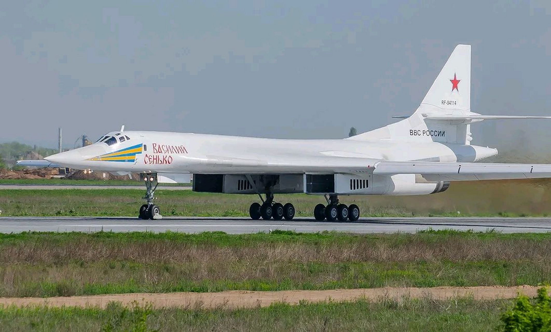 俄罗斯正在生产全新图160海盗旗战略轰炸机,现在,俄罗斯是全世界唯一