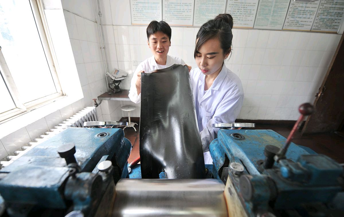 橡胶开炼机塑炼工艺方法及影响因素