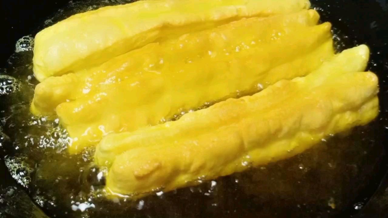 香酥油条 配方和比例都教你 20分钟后就可以下锅炸 吃着口感超爽