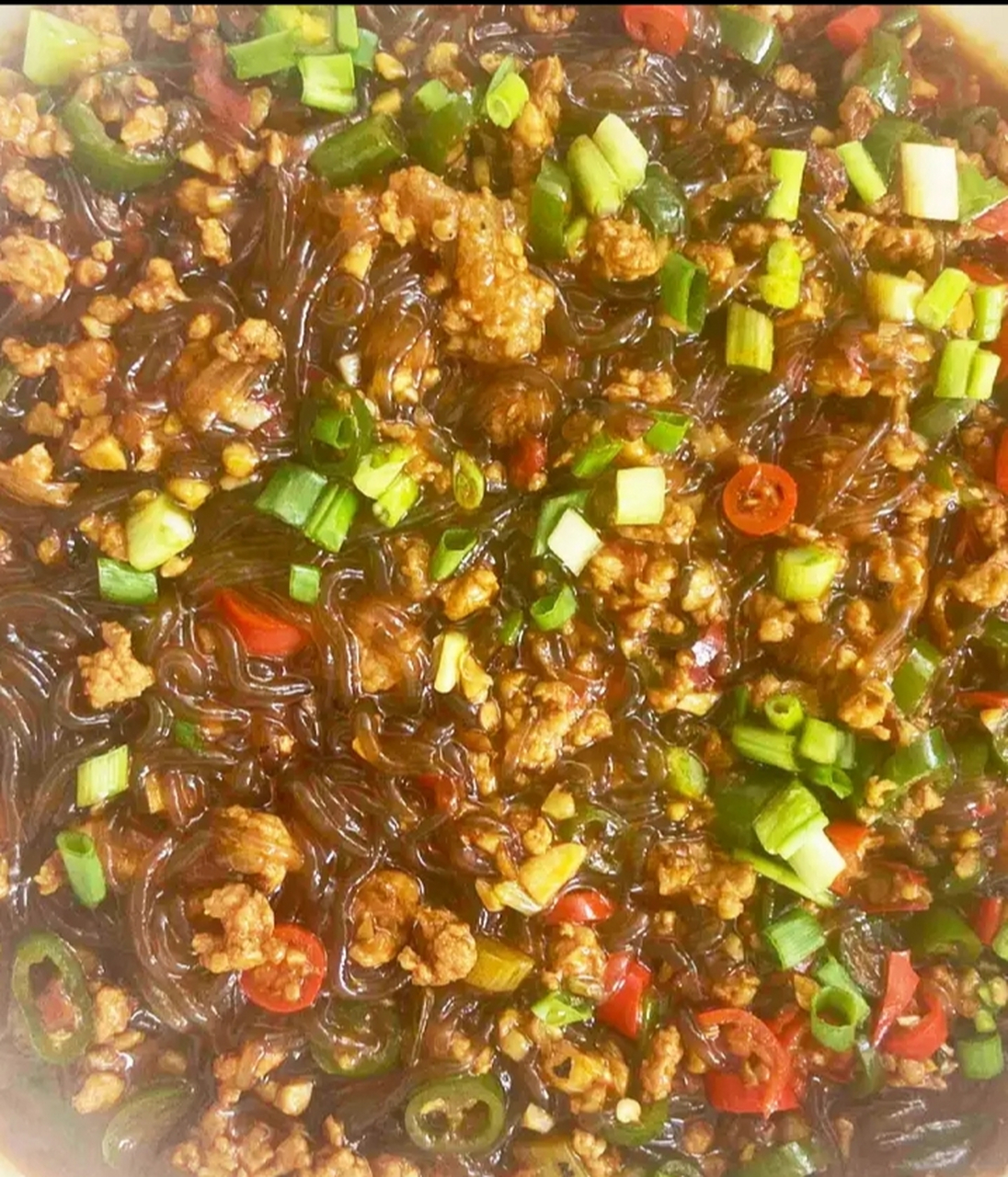 起锅放油,油热后先将葱姜蒜倒入锅中爆香,倒入肉末炒