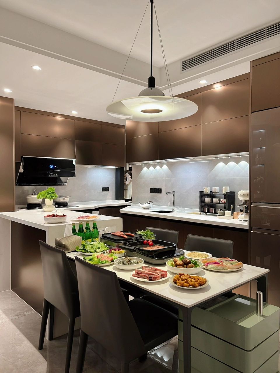 这个案例应该是开放式厨房跟餐厅一体的天花板级别了吧?