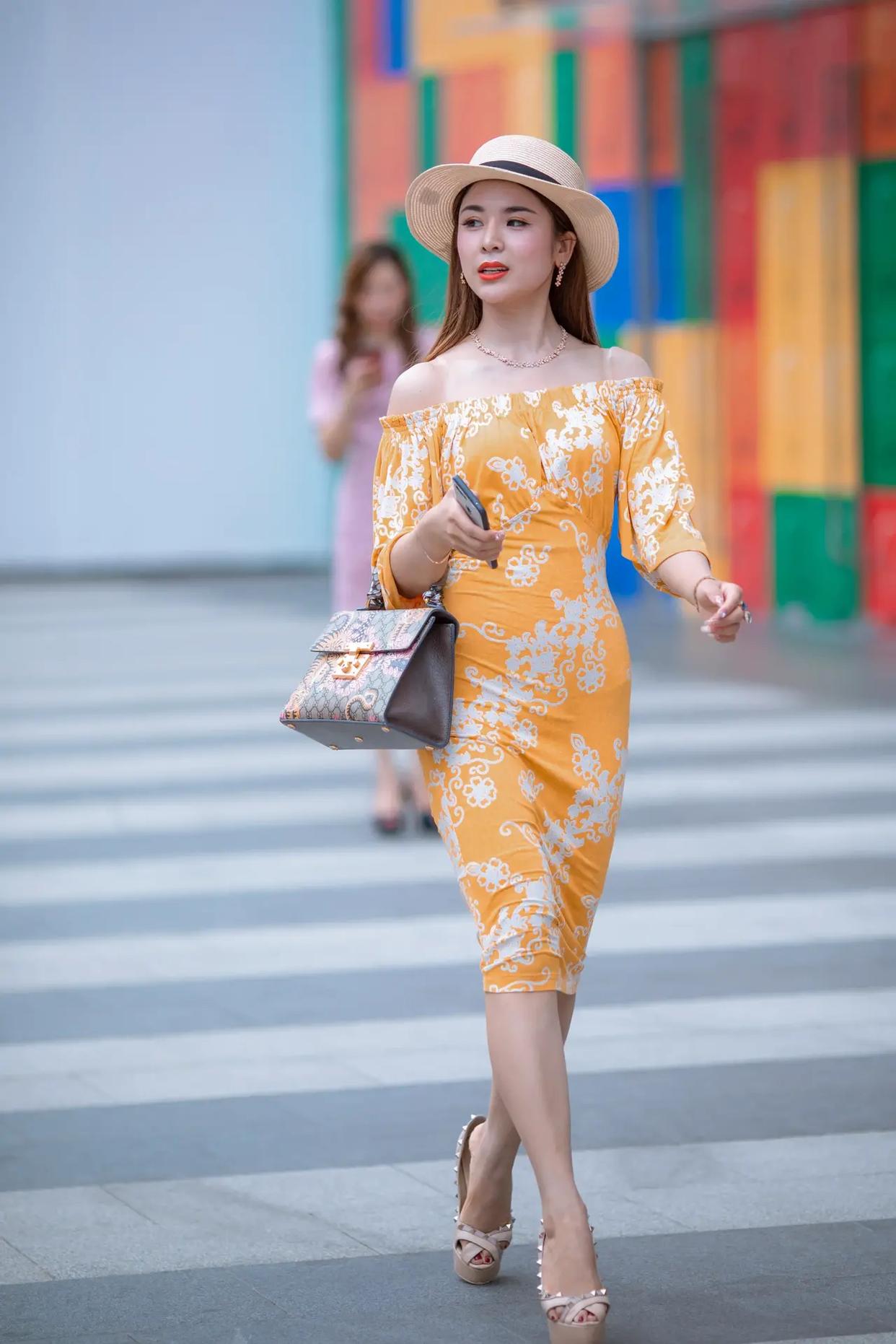 小姐姐的米黄色连衣裙