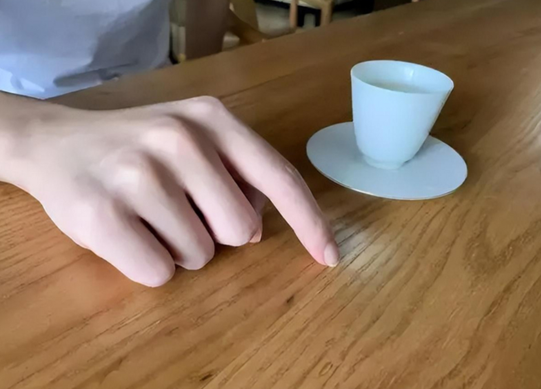 给别人倒酒时,对方"敲桌子"是什么意思?早点弄懂,免得出笑话!