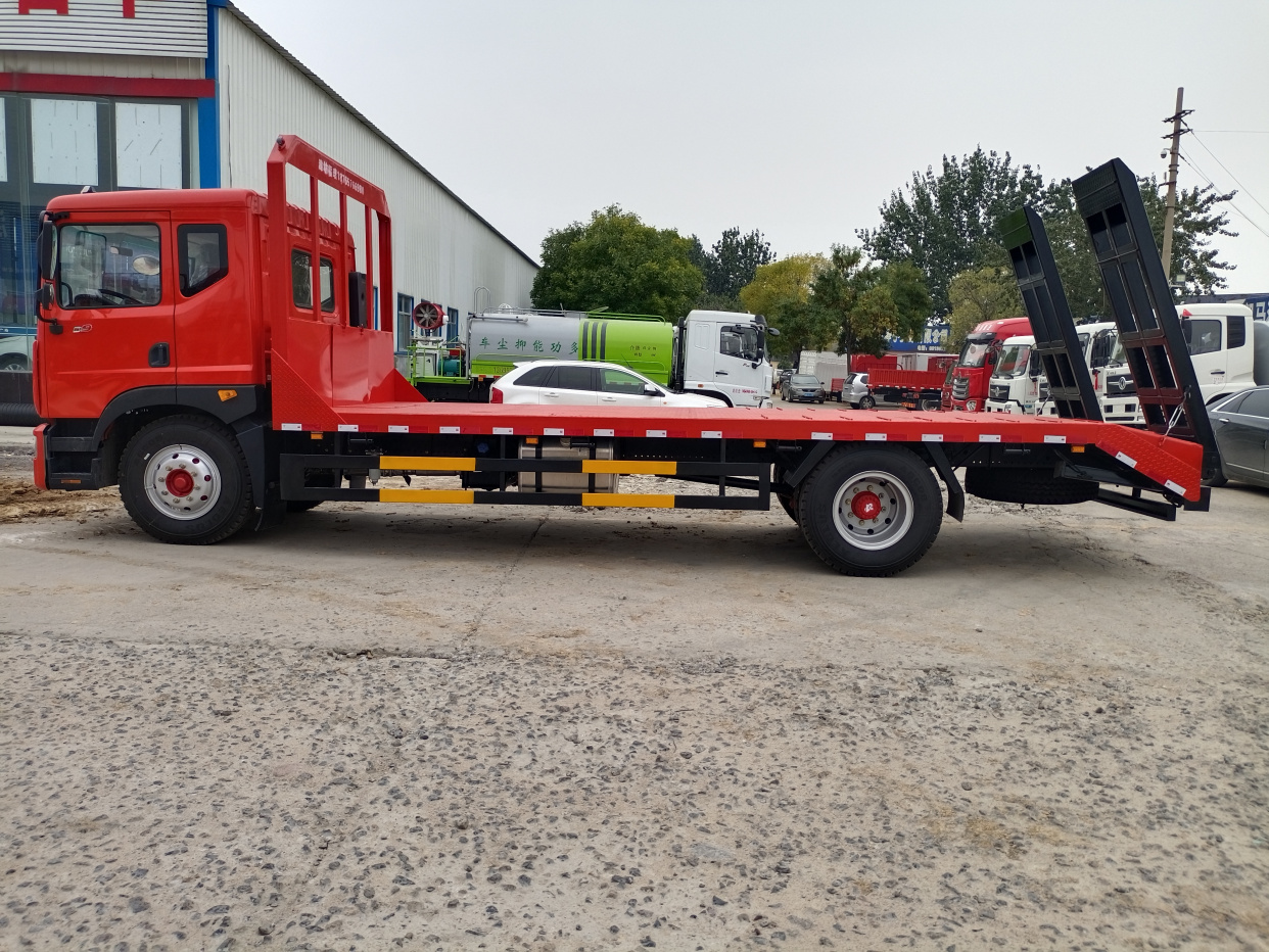 东风多利卡6.8米平板运输车,150挖机拖板车