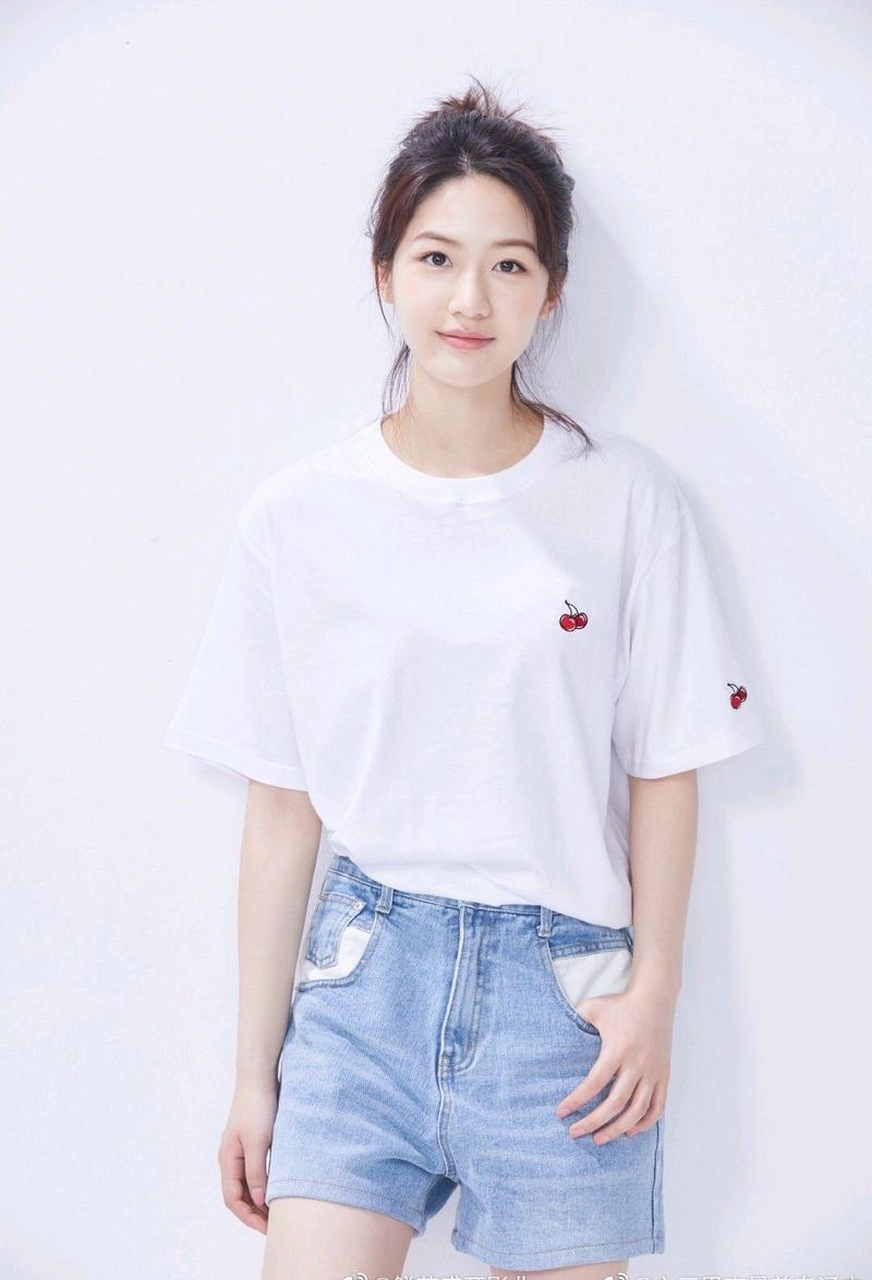 向涵之和黄磊周迅合作了小敏家,还跟吴磊传出了绯闻,也算是小有名气